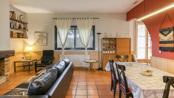 Een televisie en een open haard