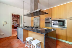 Frigorifero, microonde, forno, piano cottura