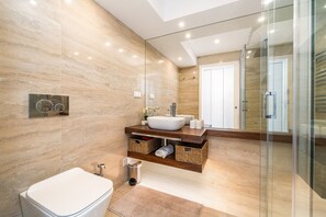 Dusche, Haartrockner, Handtücher