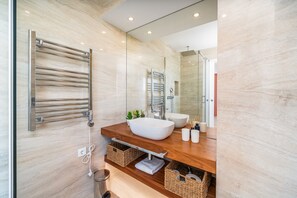 Shower, hair dryer, towels