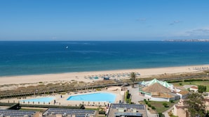 Une station balnéaire dotée d’une piscine, d’une plage et de panneaux solaires.