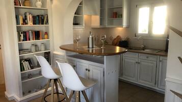 Kühlschrank, Mikrowelle, Herdplatte, Geschirrspüler