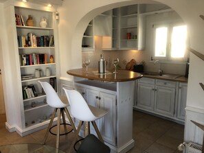 Køleskab, mikrobølgeovn, kogeplade, opvaskemaskine