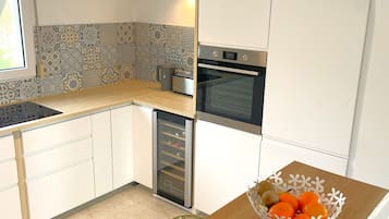 Geladeira, micro-ondas, fogão, cooktop