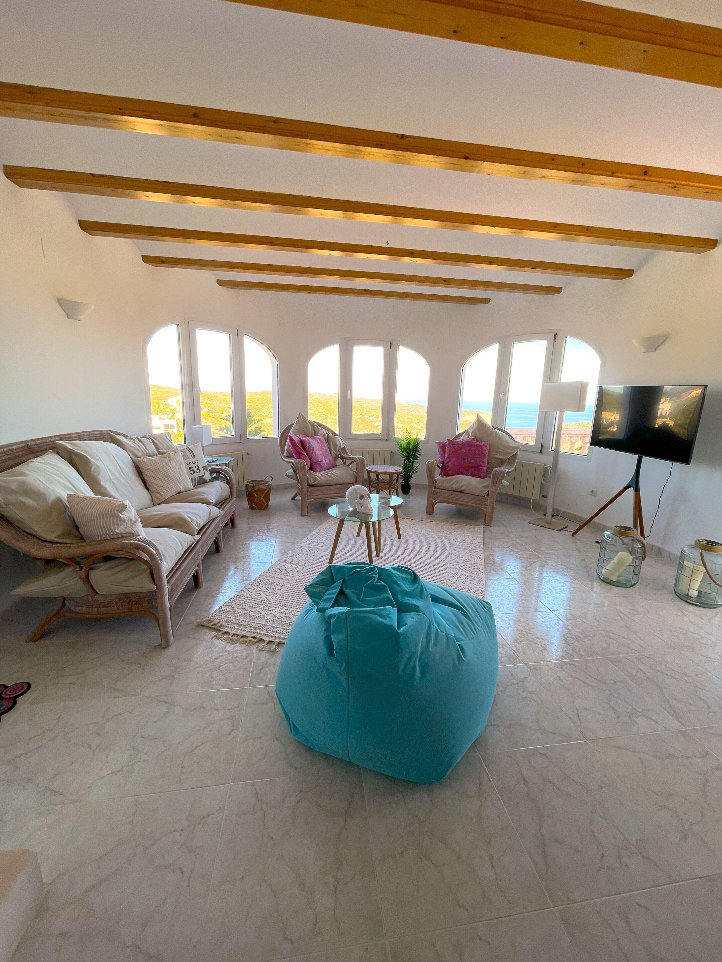 Télévision, lecteur de DVD, chaîne hi-fi