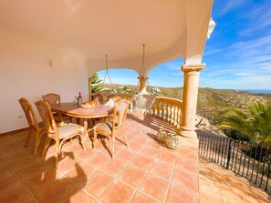 Outdoor dining - Villa 'Mimosa' with Sea View, Wi-Fi and Air Conditioning (El Poble Nou de Benitatxell)