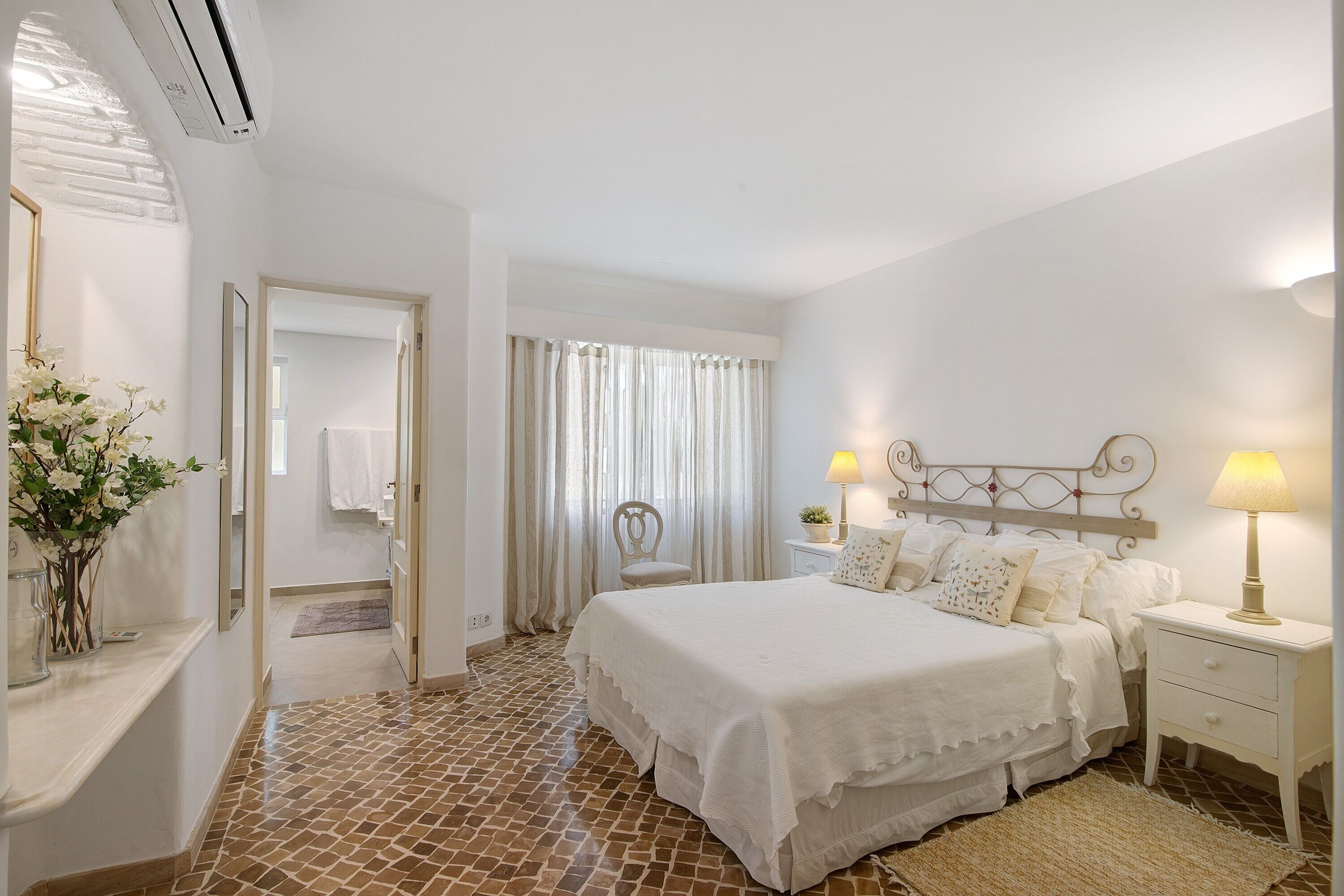 5 bedrooms, iron/ironing board, free WiFi, bed sheets