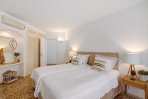 5 bedrooms, iron/ironing board, free WiFi, bed sheets