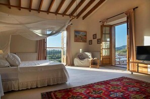 7 bedrooms, iron/ironing board, free WiFi, bed sheets