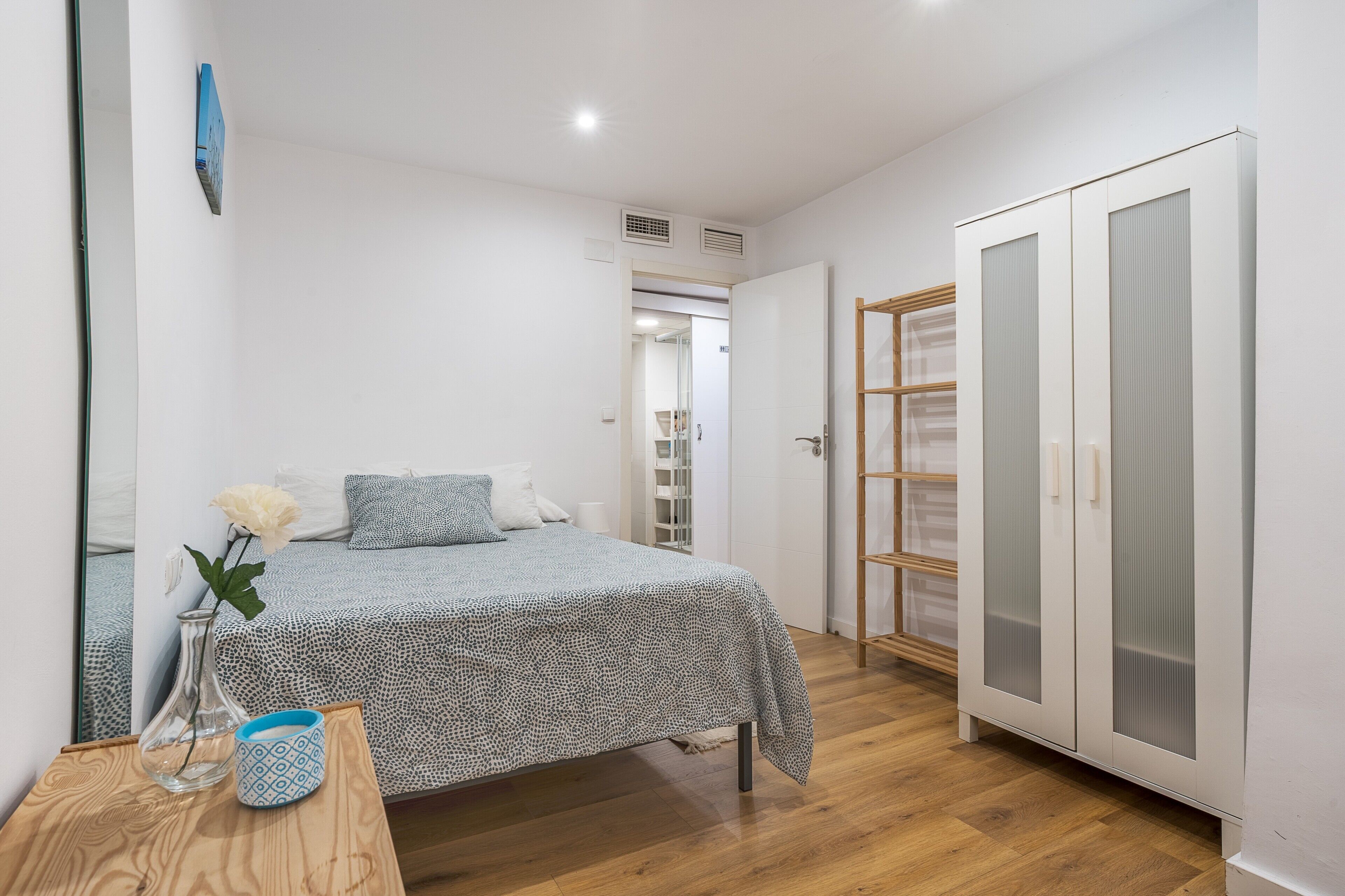 2 slaapkamers, een strijkplank/strijkijzer, gratis wifi, beddengoed