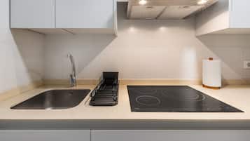 Een koffiezetapparaat/waterkoker, een koelkast, een magnetron, een oven