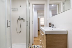 Dusche, Haartrockner, Handtücher