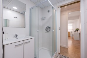 Shower, hair dryer, towels - Apartment 'Piso Garaje Gratis Granada' with Balcony, Wi-Fi and Air Conditioning (Urbanización los Vergeles)