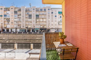 Outdoor dining - Apartment 'Piso Garaje Gratis Granada' with Balcony, Wi-Fi and Air Conditioning (Urbanización los Vergeles)