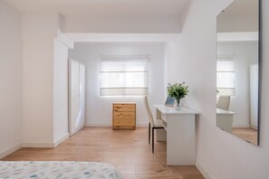 2 bedrooms, iron/ironing board, free WiFi, bed sheets - Apartment 'Piso Garaje Gratis Granada' with Balcony, Wi-Fi and Air Conditioning (Urbanización los Vergeles)