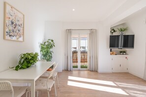 Dining - Apartment 'Piso Garaje Gratis Granada' with Balcony, Wi-Fi and Air Conditioning (Urbanización los Vergeles)