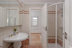 تجهيزات دش، مجففات شعر، مناشف