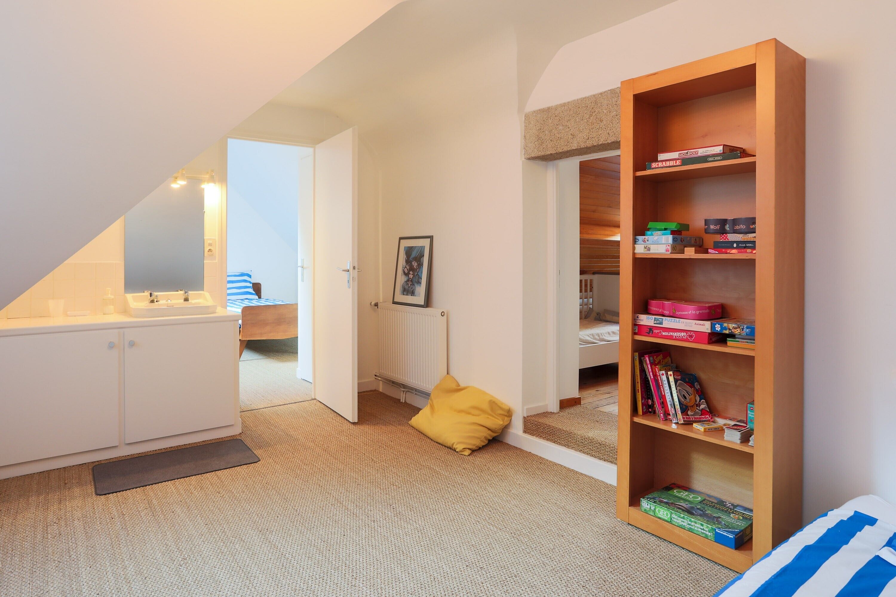 6 bedrooms, iron/ironing board, free WiFi, bed sheets