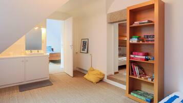 6 bedrooms, iron/ironing board, free WiFi, bed sheets