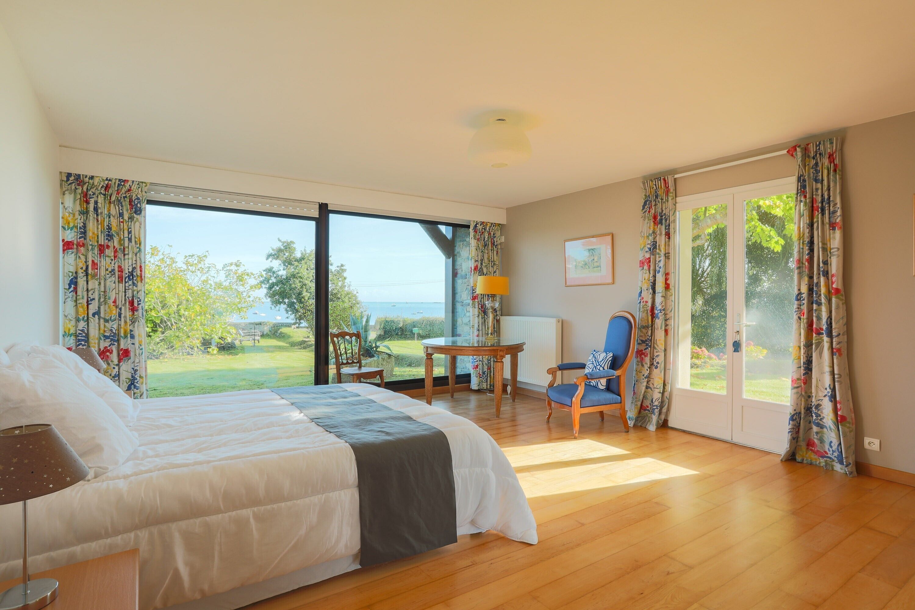 6 habitaciones, tabla de planchar con plancha y wifi gratis 