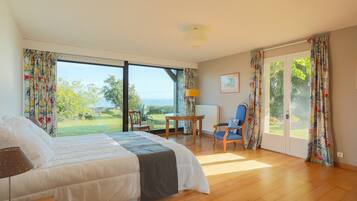 6 bedrooms, iron/ironing board, free WiFi, bed sheets