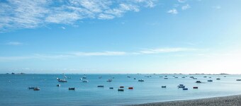 Holiday Home 'Maison Chevoir Pieds Dans L'eau' with Sea View, Private Terrace and Wi-Fi