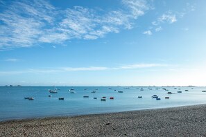 Una spiaggia nelle vicinanze
