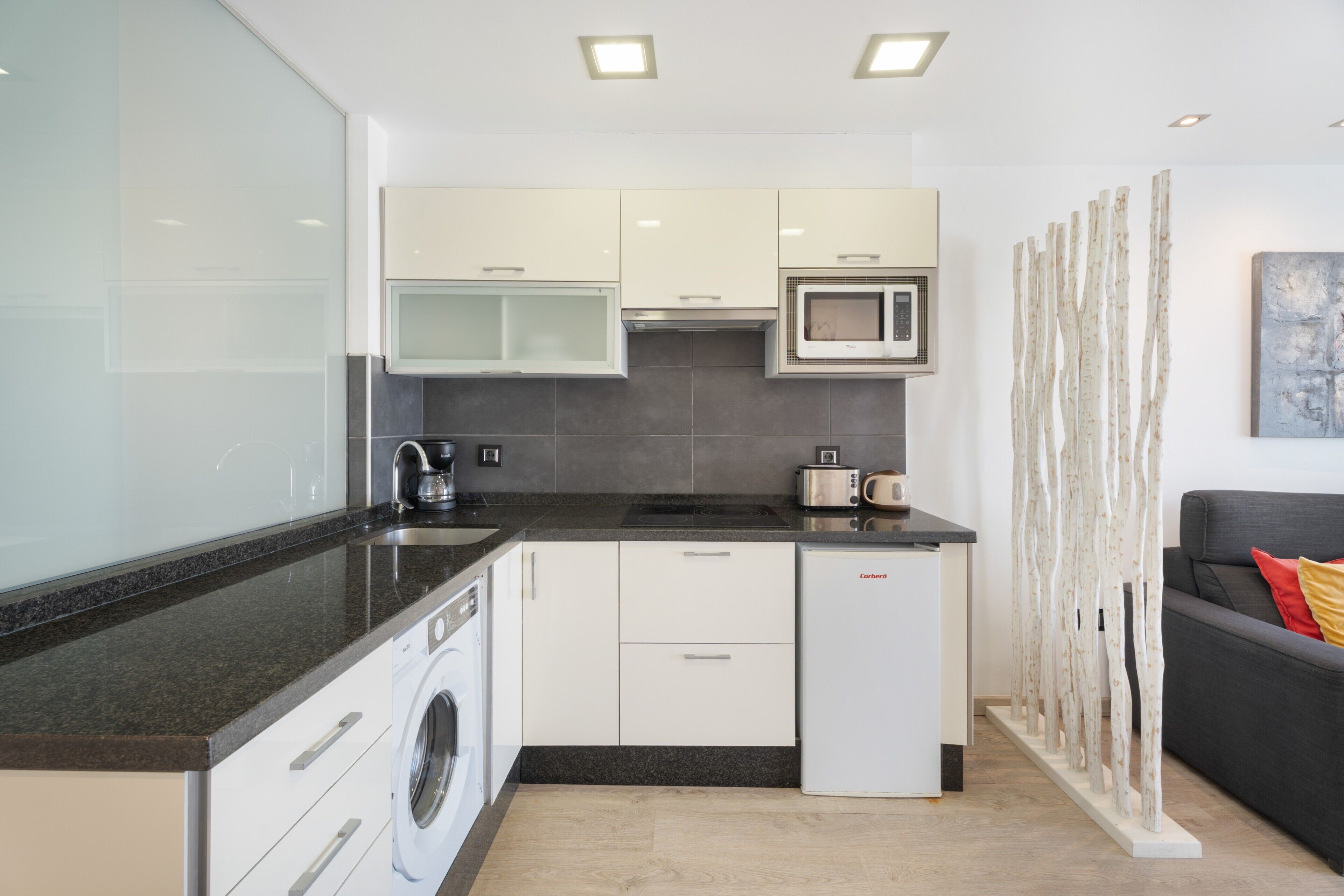 Réfrigérateur, micro-ondes, four, plaque de cuisson