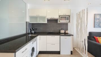 Frigorífico, placa de cocina, cafetera o tetera y hervidor eléctrico