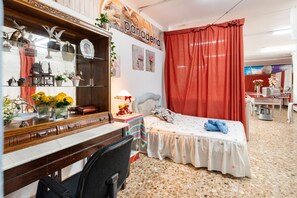 1 室のベッドルーム、アイロン / アイロン台、WiFi (無料)、ベッドシーツ