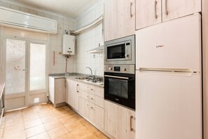 Kühlschrank, Mikrowelle, Wasserkocher mit Kaffee-/Teezubehör, Toaster