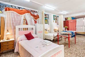 1 habitación, tabla de planchar con plancha, wifi gratis y ropa de cama
