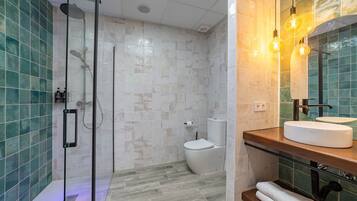 Douche, sĂšche-cheveux, serviettes fournies