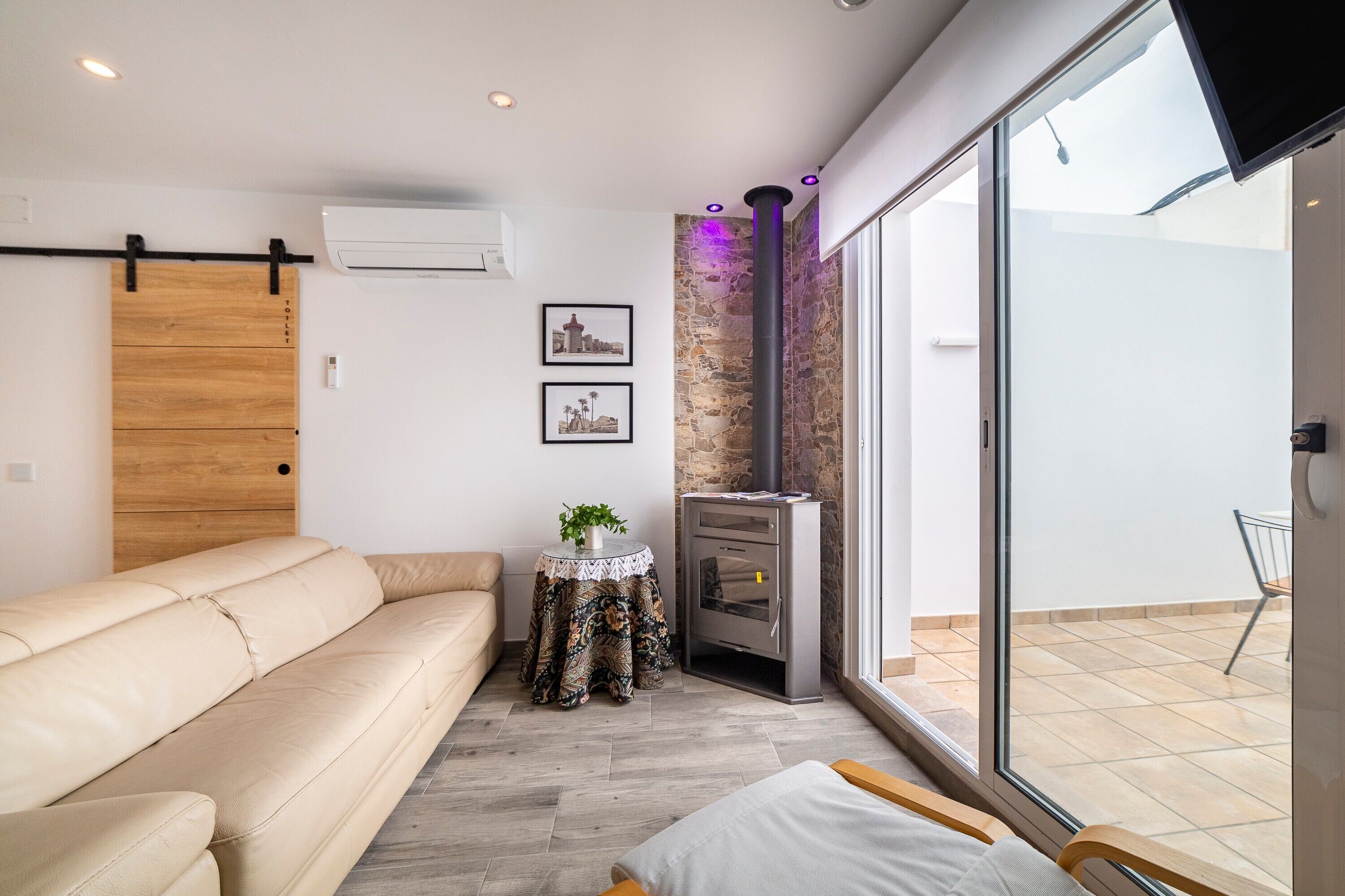 テレビ、暖炉、卓球台