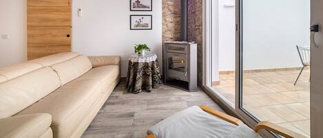 テレビ、暖炉、卓球台