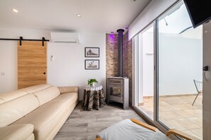 TV, fireplace, ping pong - Apartment 'Apartamento Deluxe Los Perez' with Private Terrace, Wi-Fi and Air Conditioning (Lucainena de las Torres)