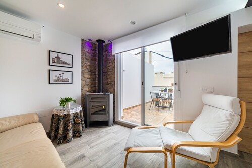 Apartment 'Apartamento Deluxe Los Perez' with Private Terrace, Wi-Fi and Air Conditioning