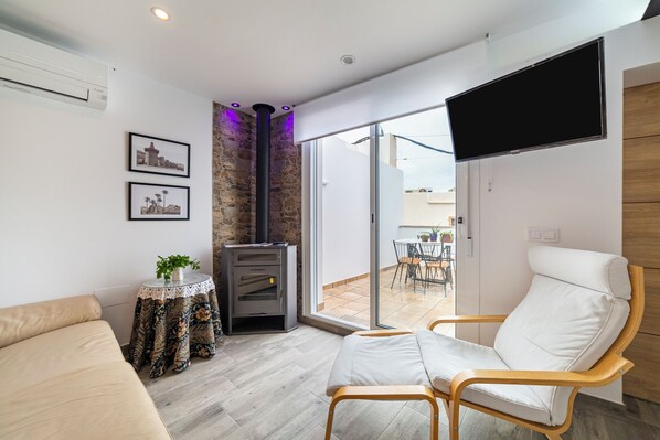 TV, fireplace, ping pong