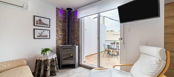 Apartment 'Apartamento Deluxe Los Perez' with Private Terrace, Wi-Fi and Air Conditioning