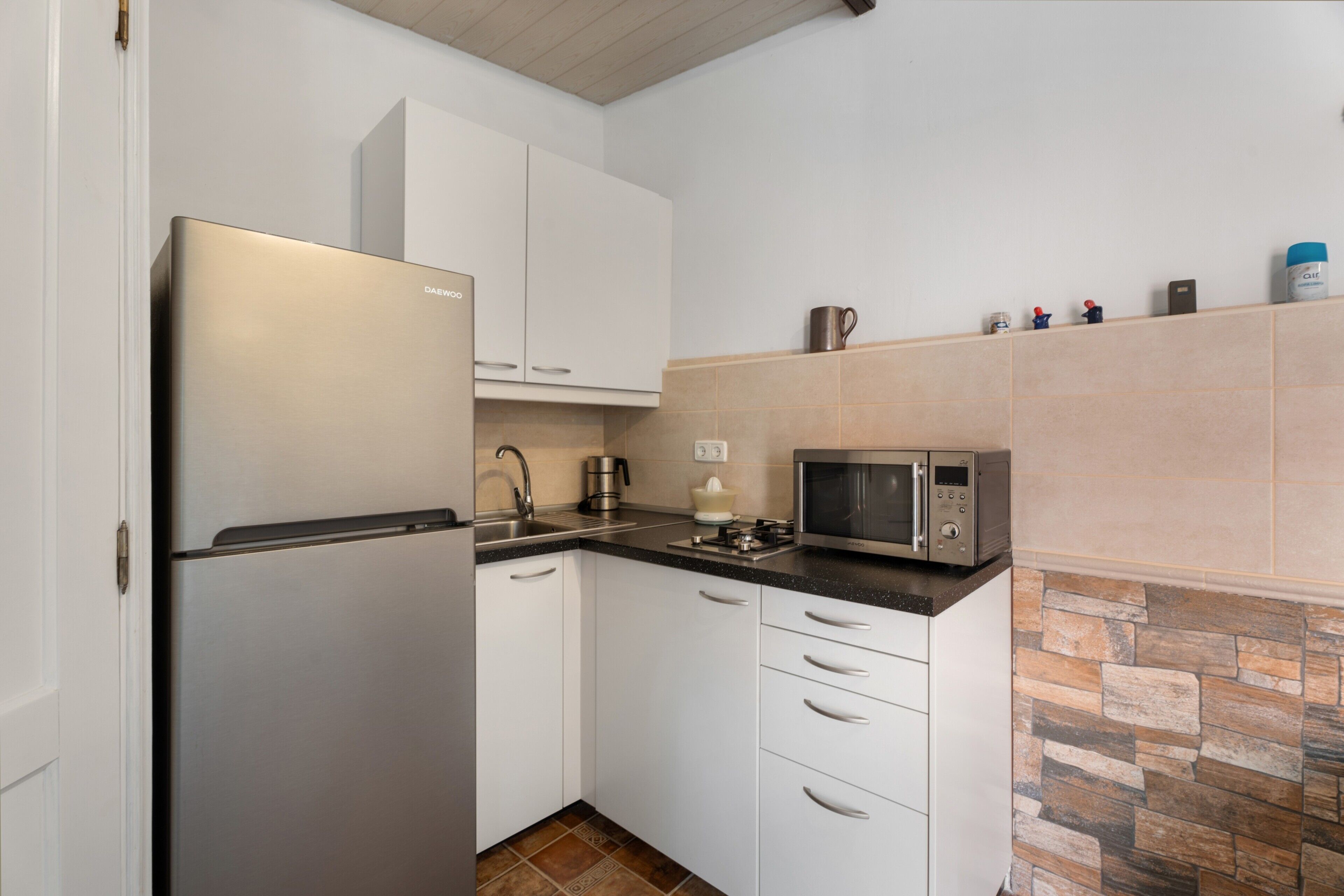 Refrigerador, microondas, horno y parrilla de estufa 