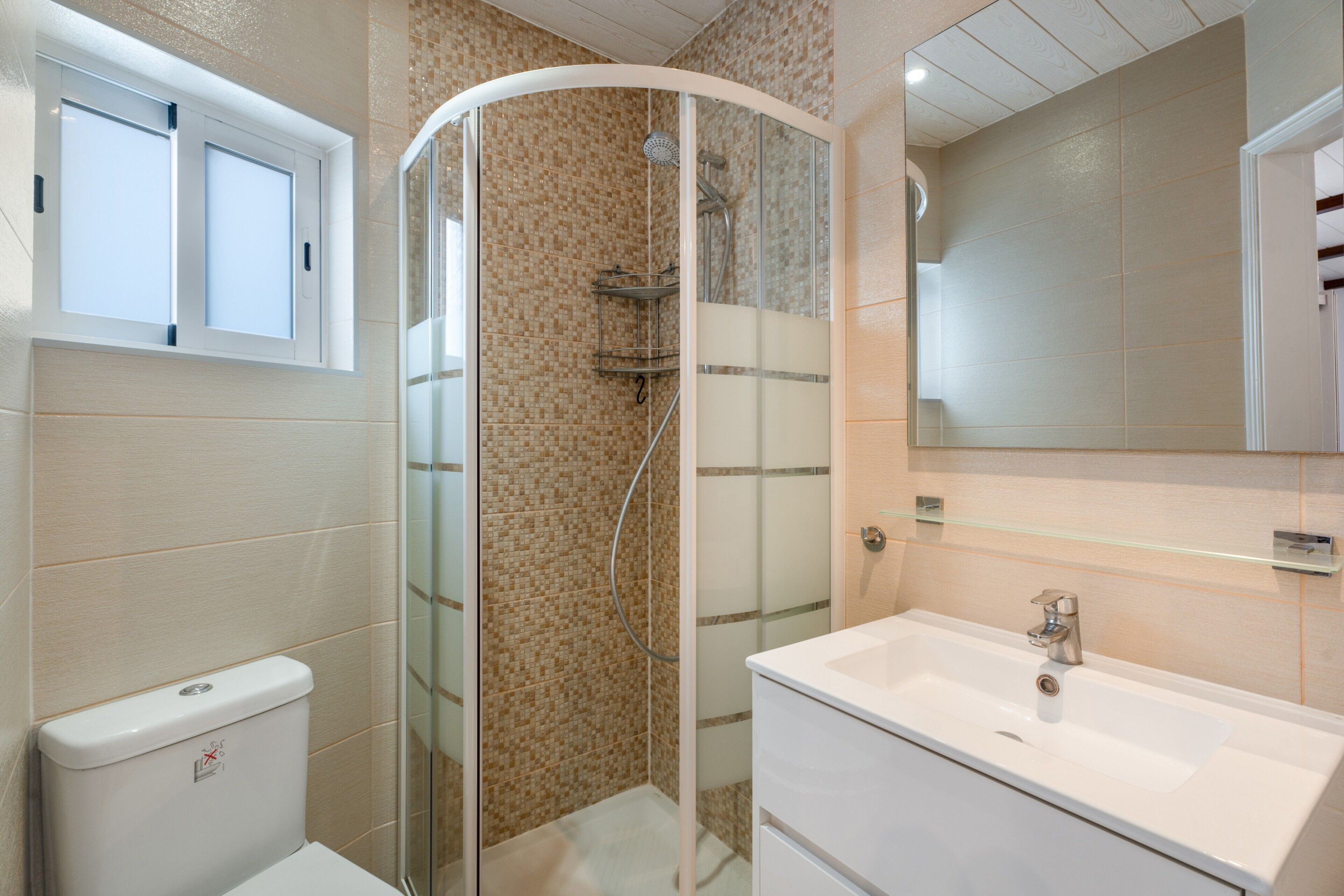 Douche, sèche-cheveux, serviettes fournies