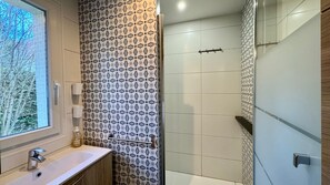 Shower, hair dryer, towels