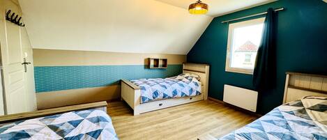 2 室のベッドルーム、WiFi (無料)、ベッドシーツ