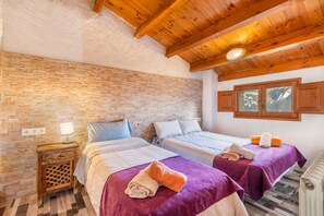 5 bedrooms, free WiFi, bed sheets