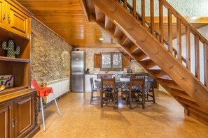 Fridge, microwave, oven, stovetop - Country House 'Can Caubet Ll' with Mountain View, Shared Pool and Wi-Fi (Capolat)