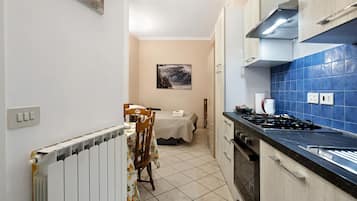 Kjøleskap, kokeplater og kjøkkenutstyr