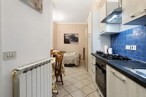 Kylskåp, spishäll och grytor/köksredskap