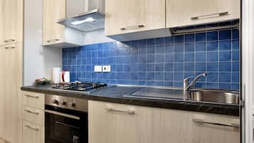 Frigorifero, piano cottura, pentole/stoviglie/utensili