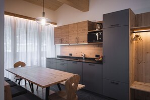Kühlschrank, Mikrowelle, Herdplatte, Geschirrspüler