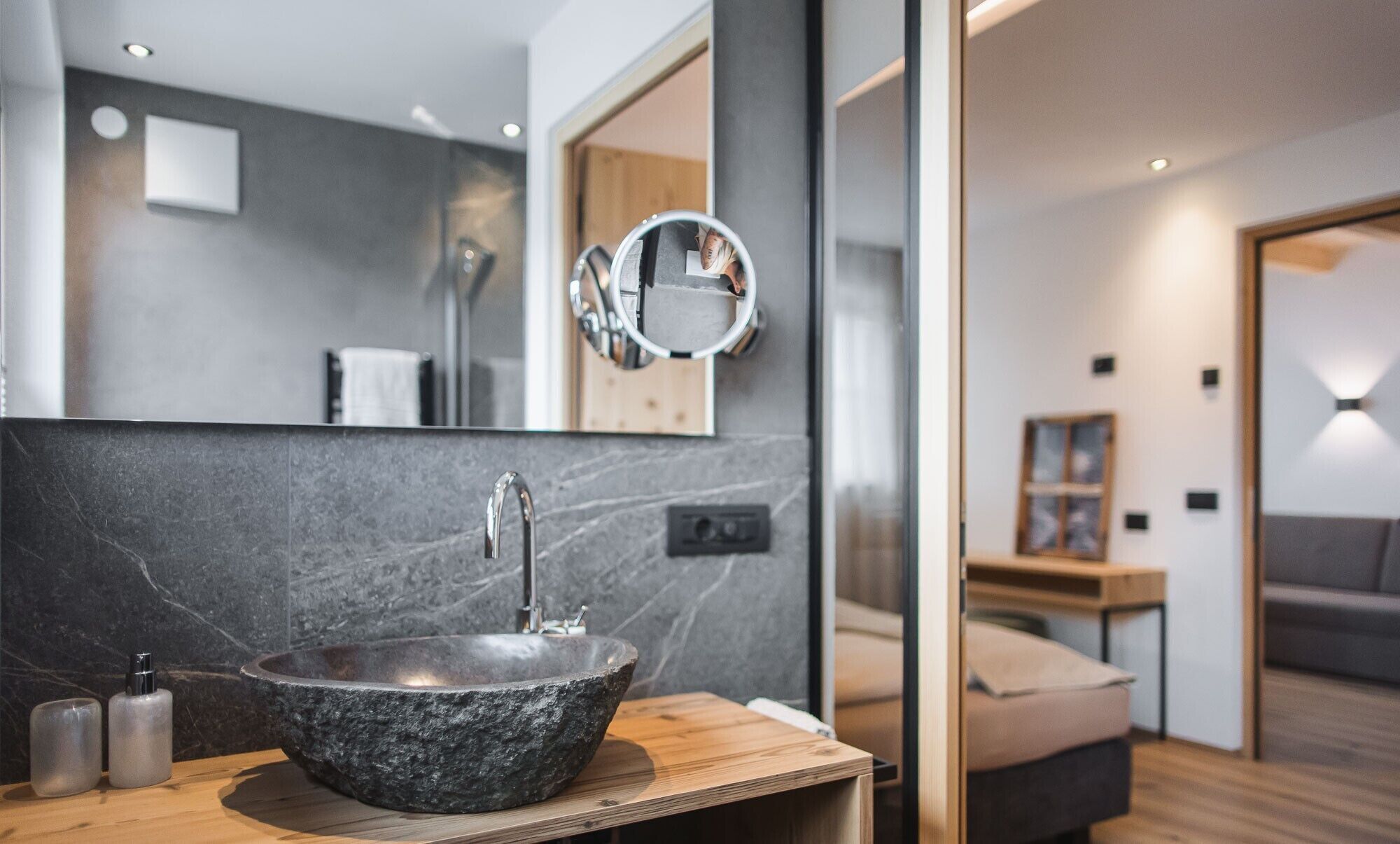 Douche, séchoir à cheveux, serviettes fournies